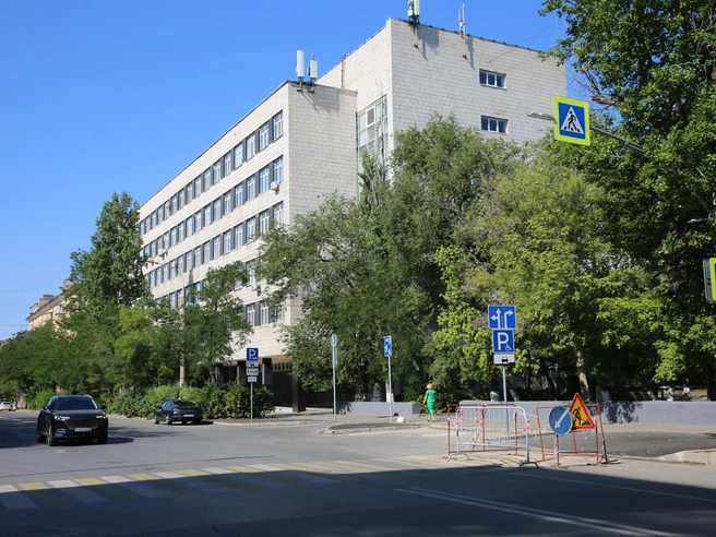 На этом месте ранее располагалась бесплатная парковка, убранная под платную | Источник: Константин Завриков / V1.RU