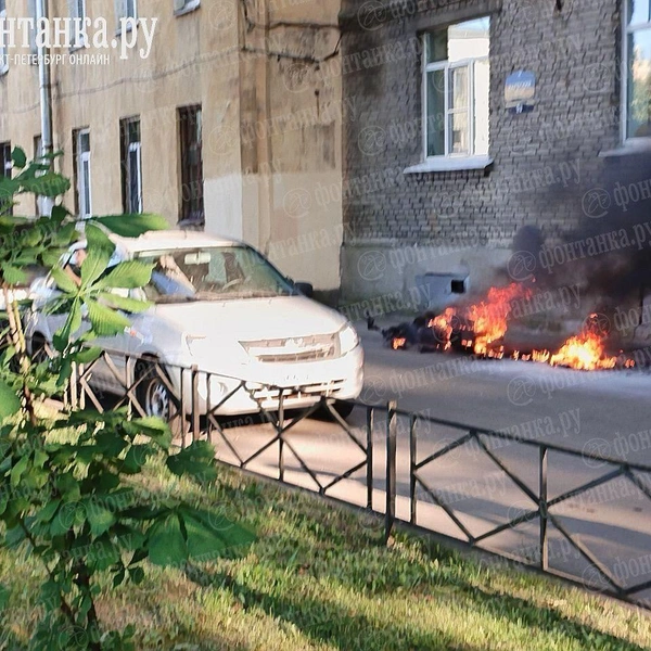 В Адмиралтейском районе у курьера сгорел электросамокат | Источник: читатель «Фонтанки»