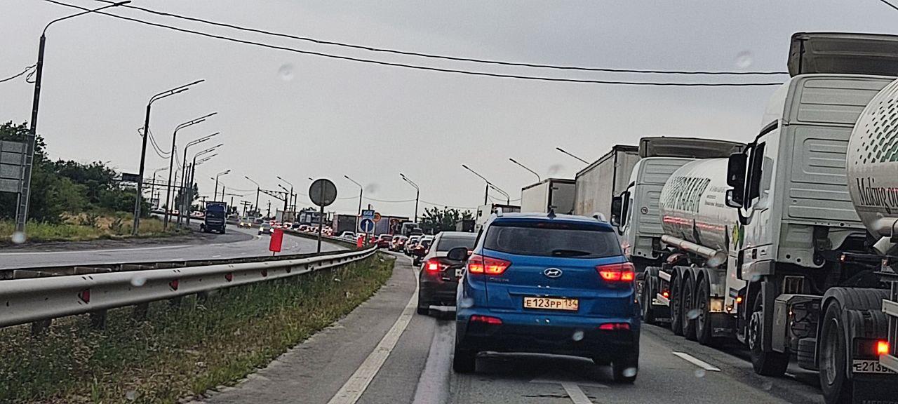 «Советуем запастись терпением»: трасса под Волгоградом парализована многокилометровой пробкой