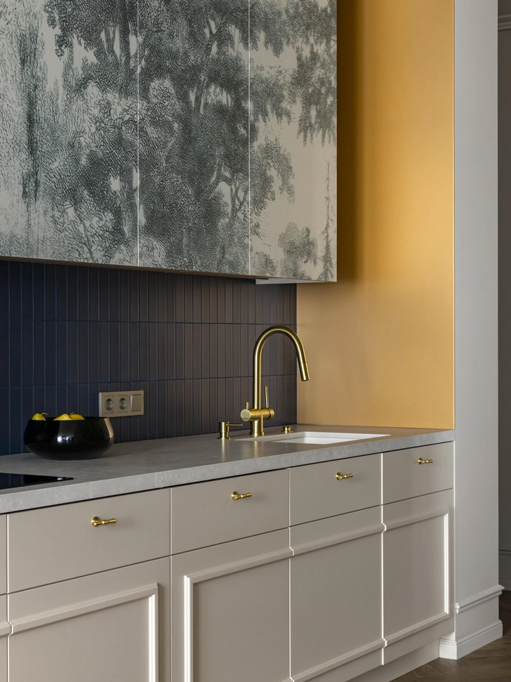 Кухонные фасады с УФ-графикой на эмали, столешницы из камня. | Источник: Елизавета Гуровская. Стиль: студия LFUSION