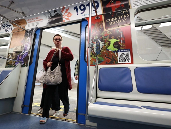 Внутри вагонов размещены QR-коды для получения дополнительной информации. | Источник: Владислав Лоншаков / E1.RU