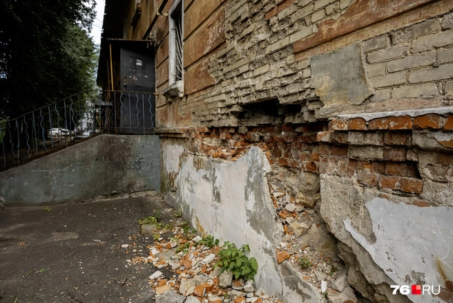 Самым опасным местом жители называют эту часть дома | Источник: Александр Куренной / 76.RU