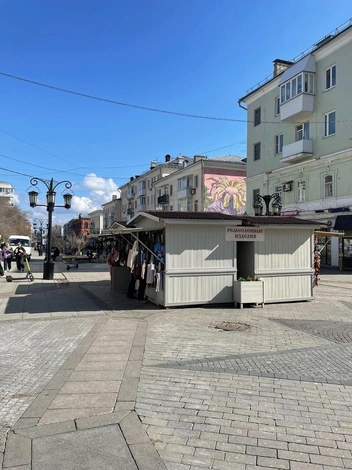 Вывеска гласит, что в ларьке продаются ремесленные изделия | Источник: Убежище Самара / T.me