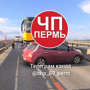 Легковушка столкнулась с фурой | Источник: ЧП Пермь / Telegram