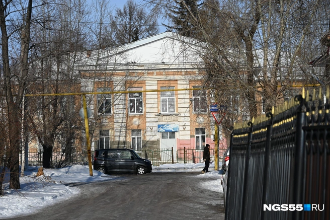 Здание должно преобразиться к новому учебному году | Источник: Артемий Скиба / NGS55.RU