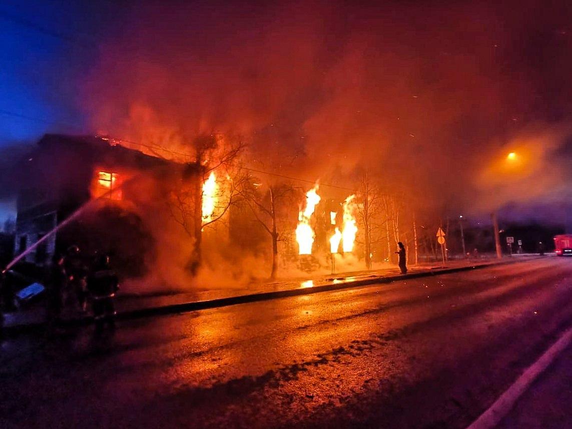 Ночью в Архангельске горел дом: пожар сняли на видео