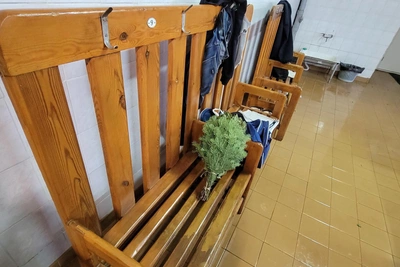Russian National Guard Officer Enters Women's Bathhouse in Yekaterinburg