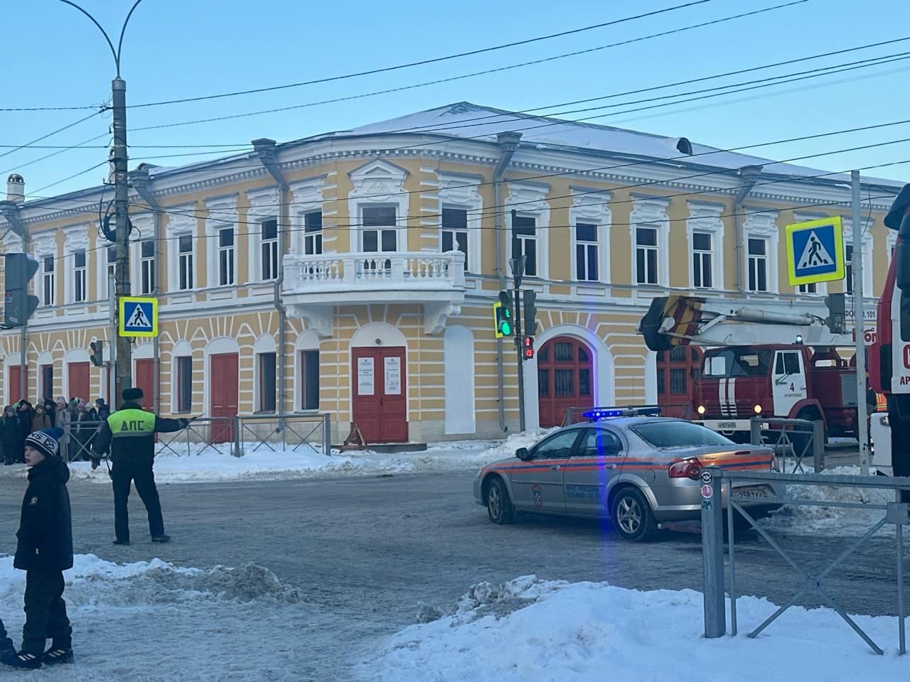 В Архангельске перекрыли проезд по части Набережной из-за пожара