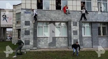 В ужасе студенты прыгали из окон | Источник: РЕН ТВ