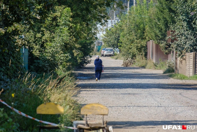 Кто-то идет с покупками из магазина | Источник: Булат Салихов / UFA1.RU
