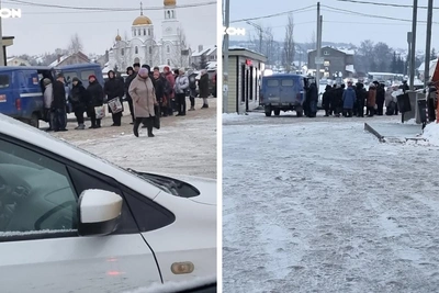 Очередь пенсионеров на морозе под Уфой