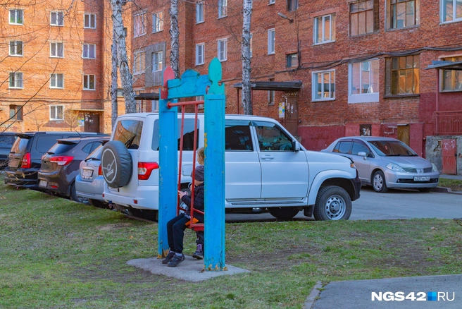 Качели во дворах пора перекрасить | Источник: Лера Городецкая / NGS42.RU