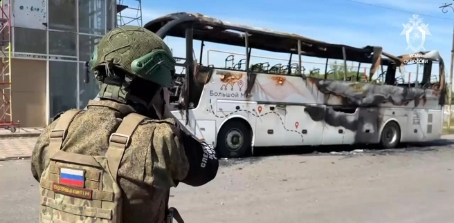 При атаке на автобус «Подольск — Симферополь» в Енакиево в ДНР погибли 8 человек, 12 ранены, в СКР возбудили уголовное дело о теракте | Источник: Стоп-кадр с видео Следственного комитета РФ / max.ru