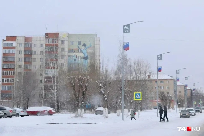 Южноуральск раскрашен муралами — на стенах многоэтажек можно увидеть копии известных полотен | Источник: Наталья Лапцевич / 74.RU