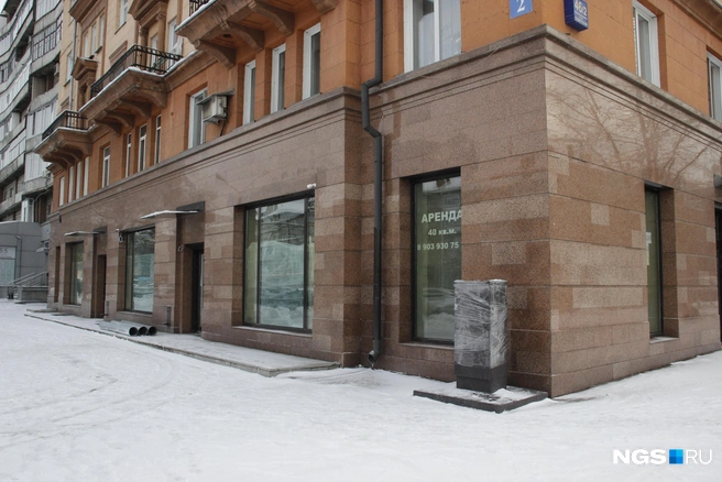 После ухода офиса крупного банка большое помещение на углу Гоголя и Советской так никто и не занял  | Источник: Стас Соколов / NGS.RU