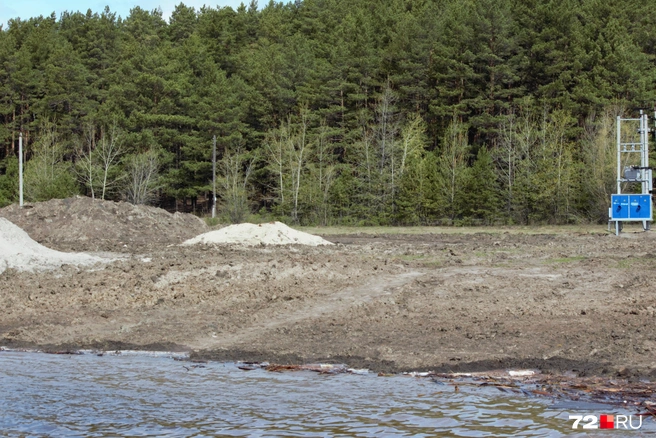 Пока песок не разбросали, здесь просто грязная земляная каша | Источник: Павел Красоткин / 72.RU