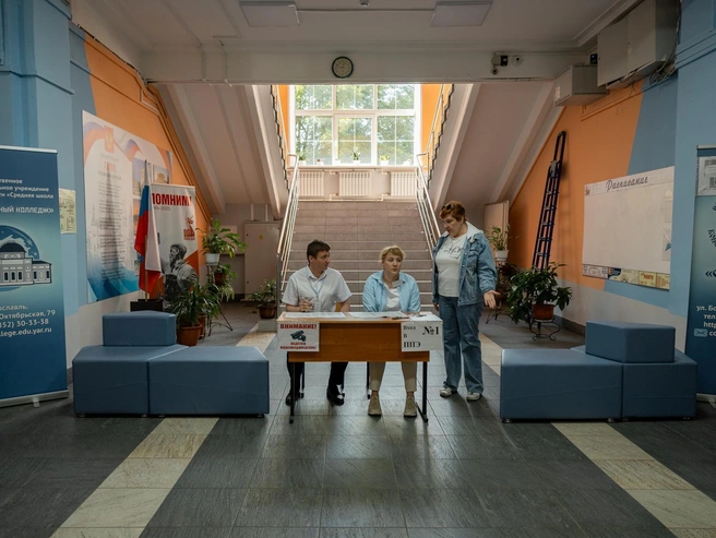 Контроль на входе в школу | Источник: Александр Куренной / 76.RU