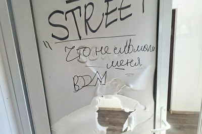 Вандалы повредили дверь в комнате матери и ребенка в ЦПКиО