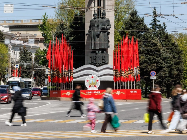 Памятник основателям Царицына также оформили к 9 Мая. | Источник: Алексей Волхонский / V1.RU