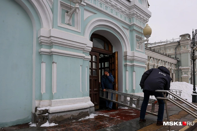 Внутрь здания Рижского вокзала попасть невозможно. Из дверей периодически выходят работники РЖД и закрывают их за собой на замок | Источник: Артем Устюжанин / MSK1.RU