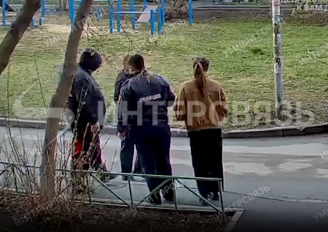 Полиция полгода не может доставить в суд челябинца, обвиняемого в побоях пятилетней дочери. Он сразу вызывает скорую