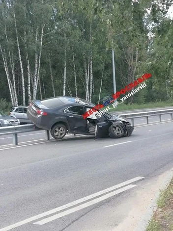 Проезжающие мимо очевидцы успели сфотографировать место ДТП | Источник: Жесть Ярославль / Max