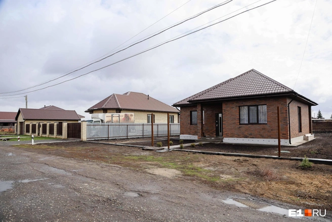 Эксперты уверены, что сейчас безопаснее покупать готовый дом, а не затевать стройку | Источник: Евгений Софийчук / Городские медиа