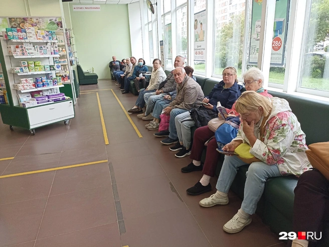 Такую очередь мы застали в один из дней | Источник: Иван Митюшёв / 29.RU