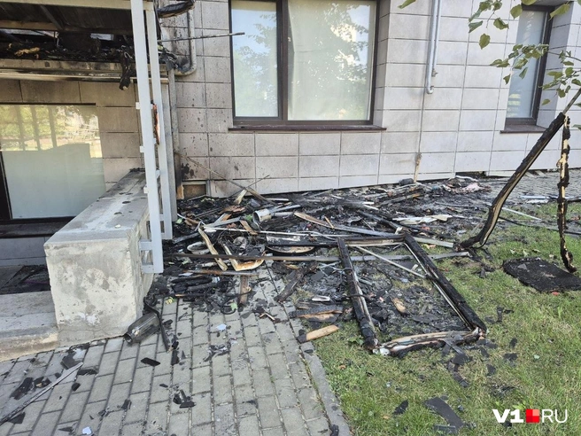 Под окнами осталась груда обгоревшей балконной облицовки и разбитых стекол | Источник: Ирина Яковлева / V1.RU