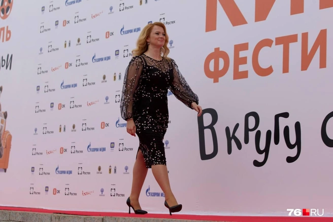 Звезда сериала «Тайны следствия» (18+) Екатерина Копанова вышла на дорожку в черном облегающем платье со стразами | Источник: Кирилл Поверинов / 76.RU