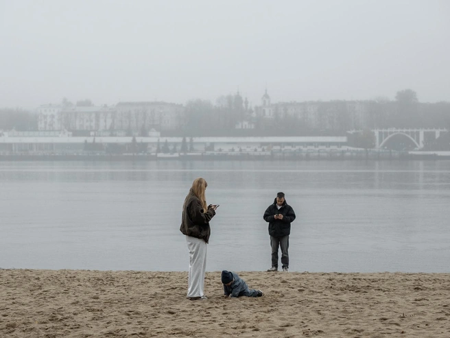 Жители города гуляют на пляже и фотографируют осенние пейзажи | Источник: Александр Куренной / 76.RU