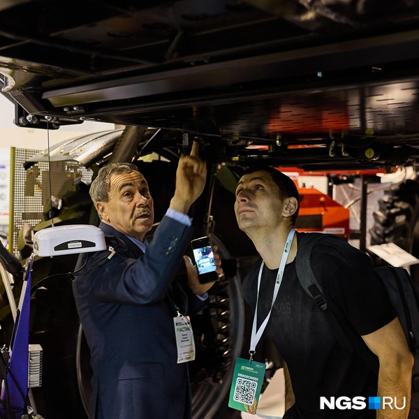 Некоторые участники приехали целенаправленно, чтобы потрогать технику | Источник: Александр Ощепков / NGS.RU