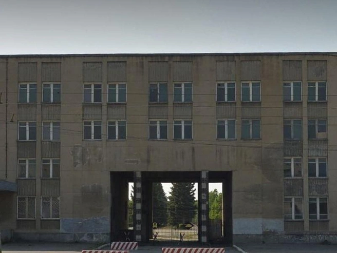 Подготовка к параду проходит в учебном центре на территории бывшего автомобильного училища. | Источник: Yandex.ru / maps