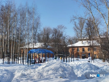 Заснеженная детская площадка | Источник: Валерия Коростелева / NN.RU