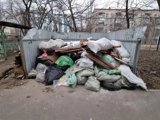 Таким образом площадка для крупногабаритного мусора выглядела в декабре прошлого года. | Источник: Константин Завриков / V1.RU