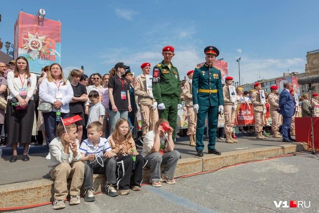 То ли дело быть в числе организаторской группы или ребенком нужного человека. Тогда место тоже будет у фан-барьера, но по другую сторону | Источник: Константин Завриков / V1.RU