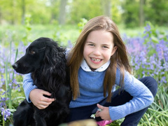 Счастливая и без одного зуба: Кейт Миддлтон показала новые фото принцессы Шарлотты в честь ее 7-летия