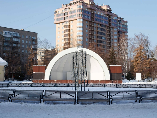 В Центральном парке монтируют крупную декоративную снежинку | Источник: Андрей Бортко/NGS.RU