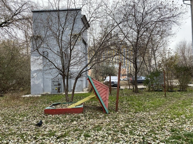 Дворы в основном не облагорожены, а детские площадки нуждаются в замене | Источник: Ирина Господаренко / NGS22.RU
