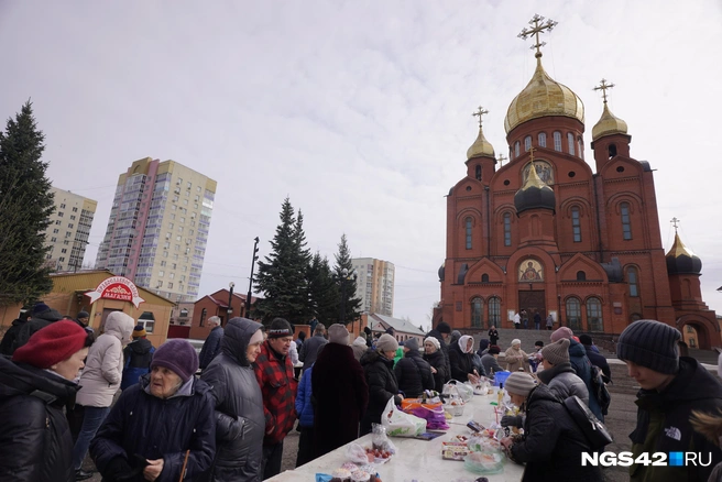 Если не знать про религиозную составляющую, можно было подумать, что здесь появился небольшой базар | Источник: Евгений Горбачев / NGS42.RU