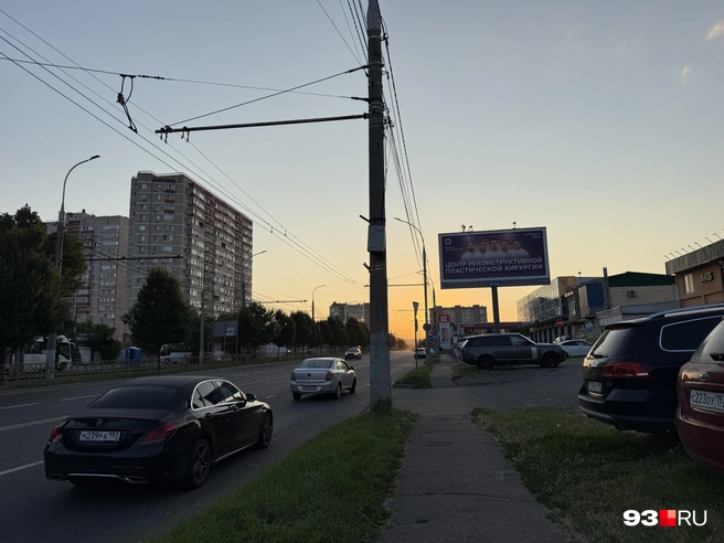 Водитель серого авто уснул и пропустил открытие заправки | Источник: Валерия Дульская / 93.RU