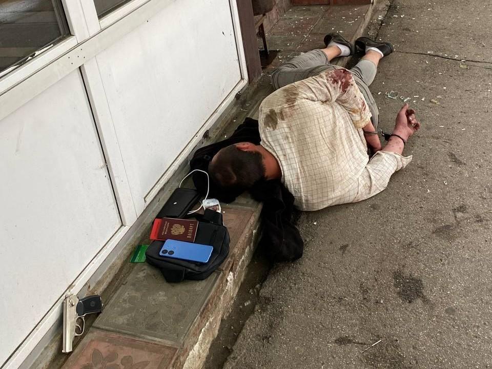 «Перезарядил пистолет и направил прямо на нас». В Перми охранники ЧОПа скрутили дебошира в кафе в центре города
