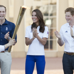 Принц Уильям встретил олимпийский огонь во дворце