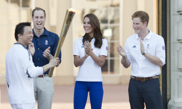 Принц Уильям встретил олимпийский огонь во дворце