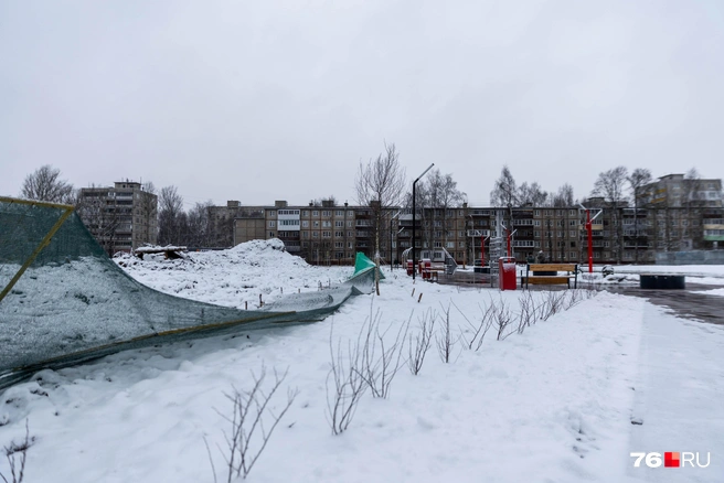 Оставшиеся кучи строительного мусора пытались огородить сеткой, но это не очень помогло | Источник: Артем Бауман \ 76.RU