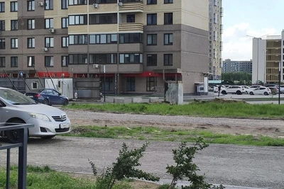 Тюменцы жалуются на бетонные блоки у дома