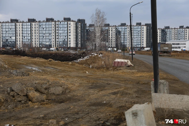 Подъезд к ЖК был готов ещё прошлой осенью | Источник: Михаил Шилкин