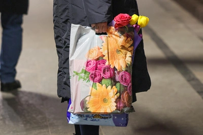 Осужденная из Кузбасса победила в конкурсе моды костюмом из пакетов