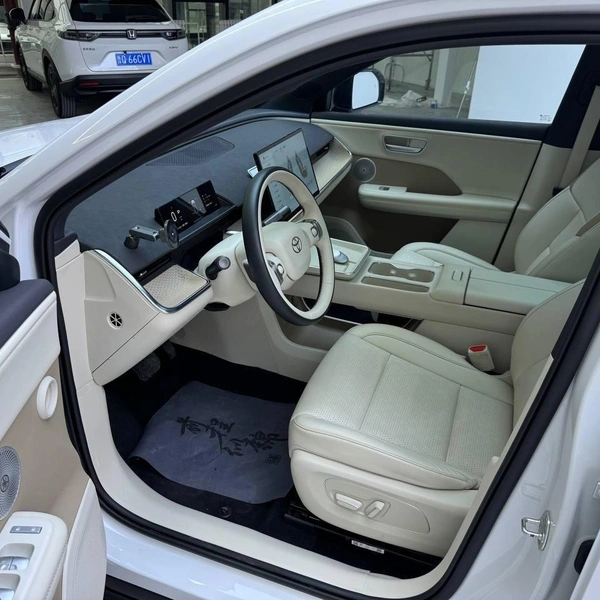 Салон электрокара Toyota | Источник: CarexKorea