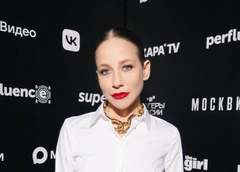 Юлия Барановская в мини, Карина Кросс с острым подбородком, неузнаваемая Аня Ранетка: Shortlist Рarty премии «Блогема»